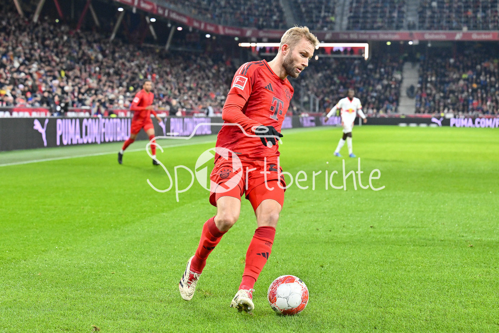 Augsburger Panther - EC VSV | am BAll Konrad LAIMER (FC Bayern Muenchen 27) / Freisteller / Einzelfoto / Testspiel: RB Salzburg - FC Bayern Muenchen, Red Bull Arena am 06.01.2025