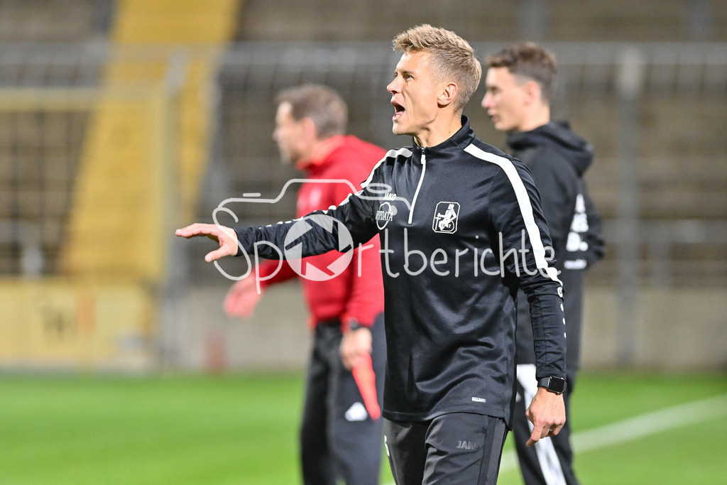 FC Bayern Amateure - TSV Schwaben Augsburg | im Bild TSV Schwaben Trainer Matthias OSTRZOLEK in Aktion / Freisteller / Einzelfoto / Regionalliga Bayern: FC Bayern Muenchen II - TSV Schwaben Augsburg, Gruenwalder Stadion am am 25.10.2024