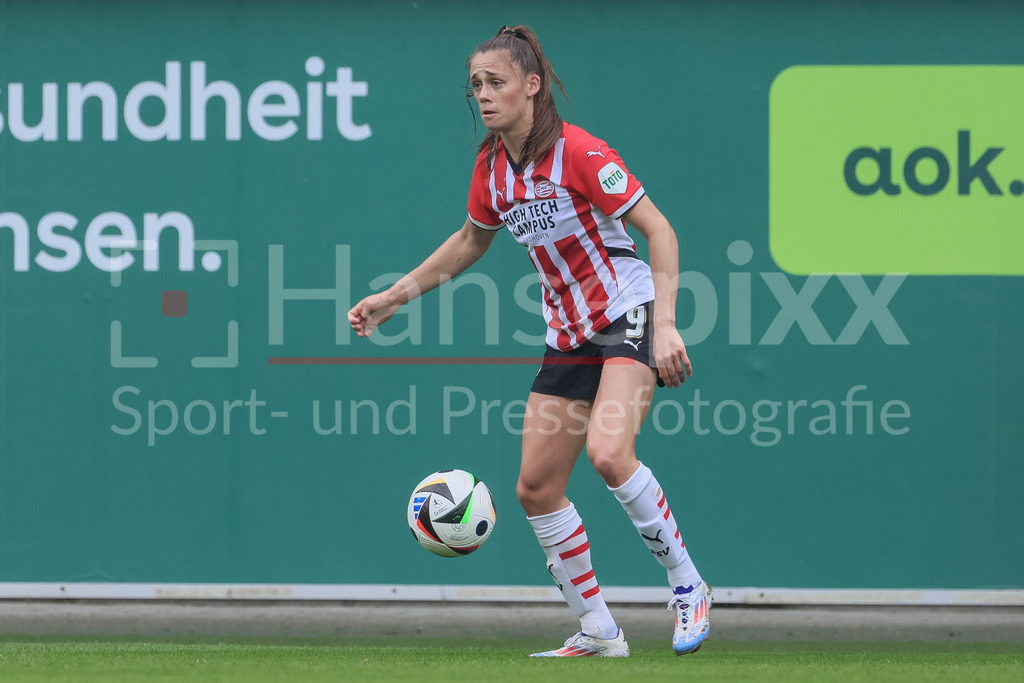 Fussball, Testspiel Frauen, VfL Wolfsburg - PSV Eindhoven | v.li.: Joelle Smits (PSV Eindhoven, 9) am Ball, Freisteller, Einzelbild, Ganzkörper, Aktion, Action, Spielszene