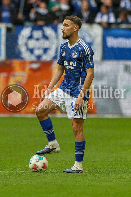 05.04.2026, GER, Fussball, Herren, 2. BL, Saison 2025/2026, FC Schalke 04 - Karlsruher SC | Adli Aouchiche (S04) in Aktion am Ball, Einzelaktion 