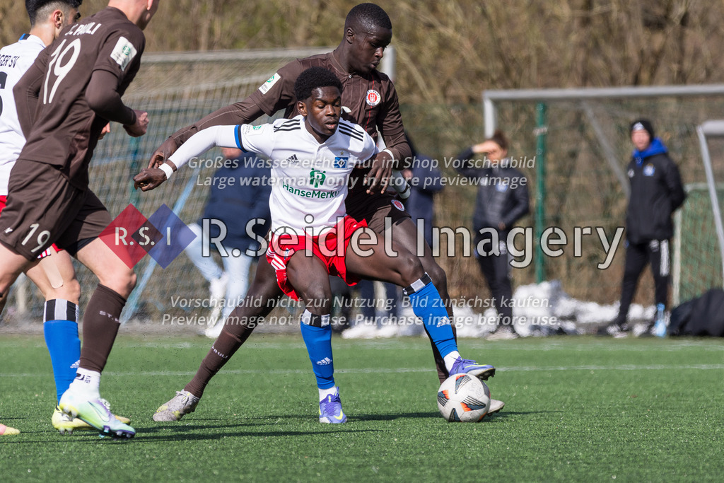 Fußball, Saison 2021/22, A-Junioren Bundesliga, Hamburger SV - FC St. Pauli, Paul-Hauenschild-Plätze (Norderstedt), 02.04.2022, 16. Spieltag | Emmanuel Owusu Bediako Appiah (#27, HSV), Muhammad Dahaba (#15, Pauli)