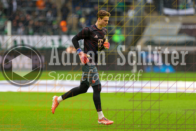 Borussia Mönchengladbach vs FC Bayern München - Bundesliga  | Mönchengladbach, Deutschland, 25.10.25:   Jonas Kurt Urbig (FC Bayern München) schaut waehrend des Spiels der Bundesliga zwischen Borussia Mönchengladbach vs FC Bayern München im Stadion im Borussia Park(Foto von Brauer-Fotoagentur / Adrian Schlueter)