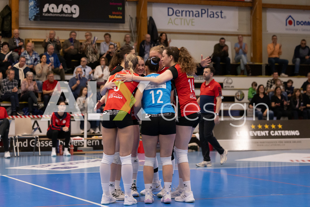 Volleyball I Frauen I Saison 2025-2026 I Volleyball NLA | Women I 1/2 Finals I  VC Kanti Schaffhausen - Sm'Aesch Pfeffingen I 07.03.2026 | VC Kanti Schaffhausen Spielerinnenkreis - Realisiert mit Pictrs.com