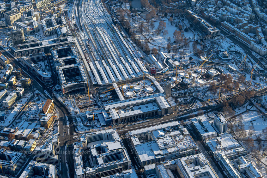 4043037 | STUTTGART 13.02.2021 Winterlich schneebedeckte Bauarbeiten zum Verkehrs- und Städtebauprojekt " Stuttgart 21 " am Hauptbahnhof im Ortsteil Stadtzentrum in Stuttgart im Bundesland Baden-Württemberg. Weiterführende Informationen bei: DB Netz AG,  Deutsche Bahn AG,  Ed. Züblin AG,  GODEL-BETON GmbH,  HTG Ingenieurbüro für Bauwesen GmbH,  Ingenhoven architects GmbH,  SÜLZLE Stahlpartner GmbH,  Vössing Ingenieurgesellschaft mbH. // Wintry snowy building of the main station of the railway and construction site for the development project "Stuttgart 21" in the district Stadtzentrum in Stuttgart in the state of Baden-Wurttemberg. Further information at: DB Netz AG,  Deutsche Bahn AG,  Ed. Zueblin AG,  GODEL-BETON GmbH,  HTG Ingenieurbuero fuer Bauwesen GmbH,  Ingenhoven architects GmbH,  SUeLZLE Stahlpartner GmbH,  Voessing Ingenieurgesellschaft mbH. Foto: Gerhard Launer