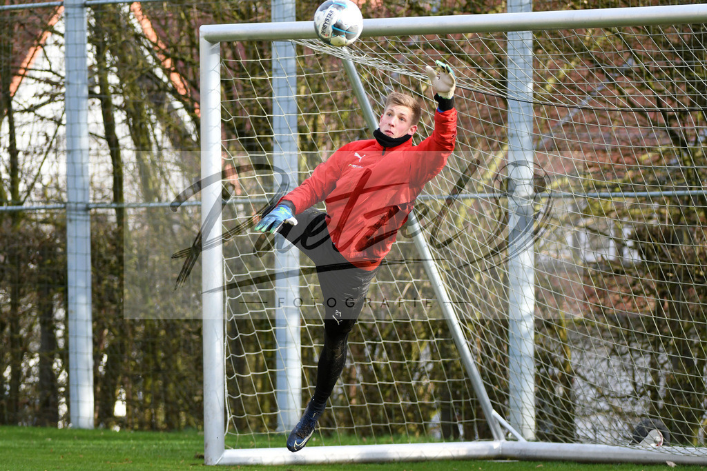 20200225_TRAOSN_0032 | Fussball, Herren: Torhueter Laurenz Beckemeyer (VfL Osnabrueck) haelt einen Ball, mit einer Parade waehrend der Trainingseinheit des VfL Osnabrueck im Sportpark Illoshoehe am 25.02.2020 in Osnabrueck, Deutschland. - Realisiert mit Pictrs.com