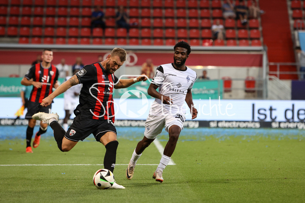 FC Ingolstadt - SV Waldhof Mannheim | im Duell Yannick DEICHMANN (FCI #20) und Kelvin ARASE (Waldhof #36) / Zweikampf