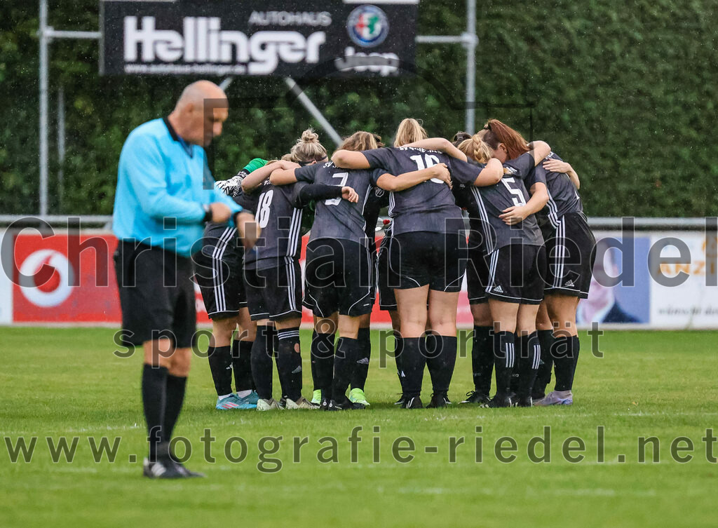 2023-10-14_012_FC_Schwaig_gegen_SV_Schechen | Oberding, Deutschland, 14.10.2023:
Fußball, Bezirksliga 2023 / 2024, 6. Spieltag, FC Schwaig gegen SV Schechen, Endergebnis: 4:3

Antonia Schaible (SV Schechen, #18), Katharina Rachor (SV Schechen, #3), Lisa Pichler (SV Schechen, #16), Linda Kollmer (SV Schechen, #5)

Foto: Christian Riedel / fotografie-riedel.net