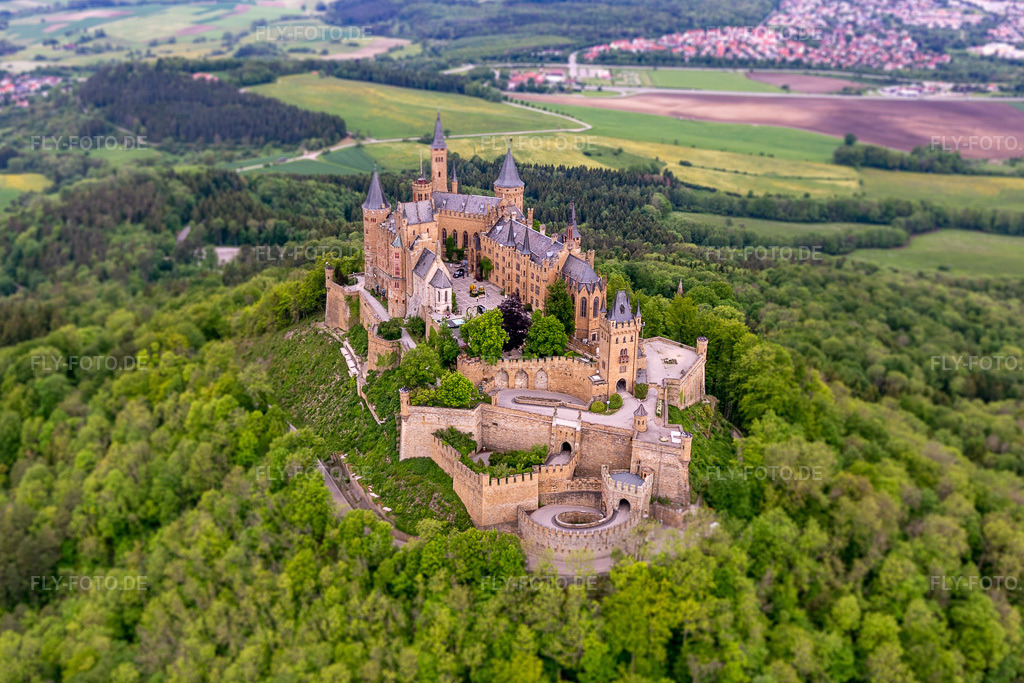 Luftbild: Burg Hohenzollern im Ortsteil Zimmern in Bisingen im Bundesland Baden-Württemberg in Deutschland. Foto: IMG_114670.jpg vom 31.05.2019 durch Werner Riehm/FLY-FOTO.de