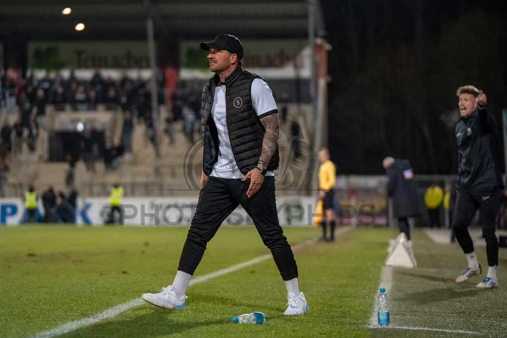 SG Sonnenhof Grossaspach vs. SSV Ulm 1846 Fussball, Fussball, WFV-Pokal, Viertelfinale, 01.04.2026 | Pascal Reinhardt (Trainer SG Sonnenhof Großaspach) feuert seine Truppe an,SG Sonnenhof Grossaspach vs. SSV Ulm 1846 Fussball, Fussball, WFV-Pokal, Viertelfinale, 01.04.2026