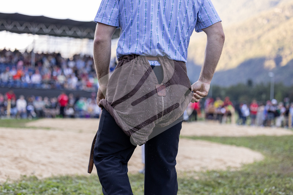 TESSINER2025_01_Gang_9151 | Die Schwinger des Schwyzer Kantonalen Schwingerverbandes: Fotos, die Dynamik und Leidenschaft festhalten, sowie emotionale Momente aus dem traditionellen Schwingsport zeigen. - Realisiert mit Pictrs.com
