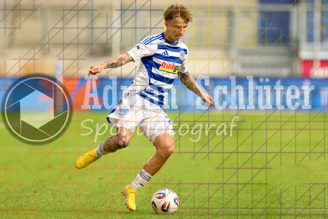 MSV Duisburg vs VfB Stuttgart II - 3. Liga | Duisburg, Deutschland, 02.08.25:   Niklas Jessen (MSV Duisburg) in Aktion am Ball, Einzelaktion waehrend des Spiels der 3. Liga MSV Duisburg vs VfB Stuttgart II in der schauinsland-reisen-arena(Foto von Brauer-Fotoagentur / Adrian Schlueter)