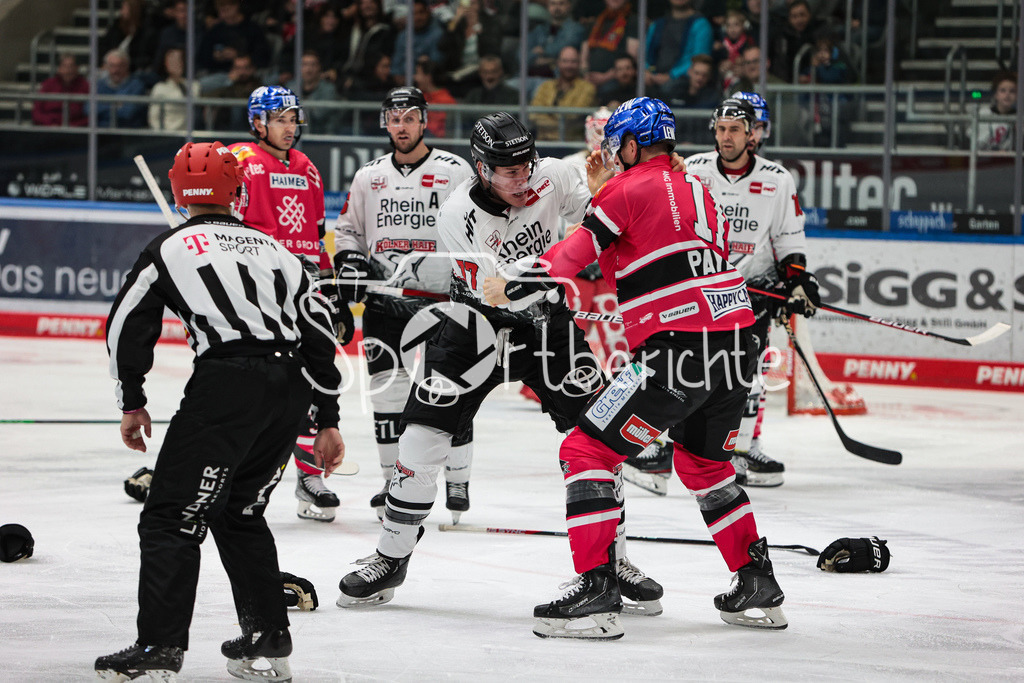 Augsburger Panther - Koelner Haie  | Alexander ROACH (KEC #77) und Adam Payerl (AEV #11) haben einen Kampf auf dem Eis / Fight / Boxing / Boxen / Kaempfen / Kämpfen