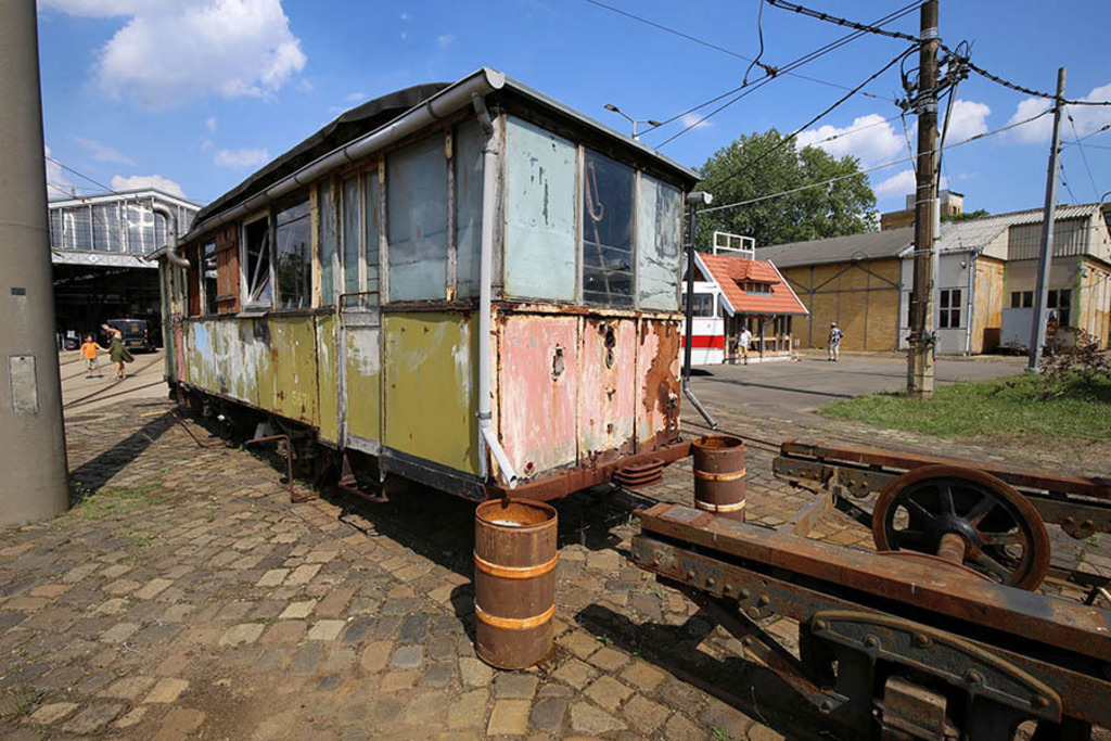Straßenbahnmuseum Leipzig | Entdecke über 20 Kategorien Leipzig-Motive: Foto-Downloads, hochwertige Poster, Leinwand- & Fine-Art-Prints. Jetzt Lieblingsfoto im Bildlexikon Leipzig Shop bestellen!