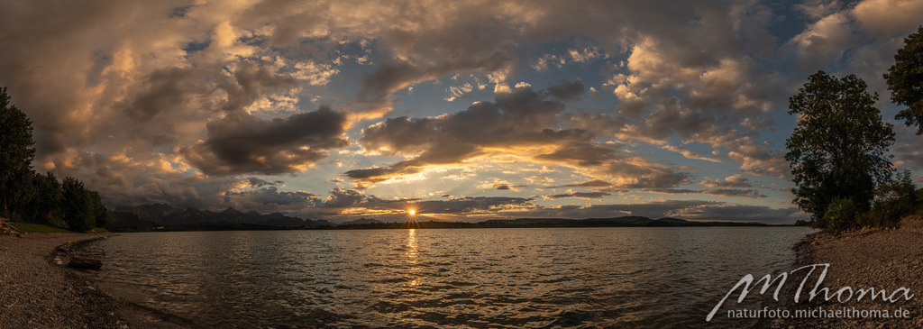 Sonnenuntergangspanorama Hopfensee | Dies ist der Online-Shop von naturfoto.michaelthoma.de. Ich bin leidenschaftlicher Naturfotograf und fotografiere von der Andromedagalaxie bis zum Zwergtaucher, von der Ameise bis zum Orionnebel alles was mit Natur zu tun hat. Hier kann eine Auswahl meine - Realisiert mit Pictrs.com