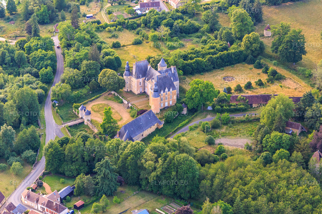 Vue aérienne: Château de Semur-en-Vallon dans la Sarthe à Semur-en-Vallon dans le département Sarthe, France. Photo: IMG_132392.jpg prise le 14/06/2022 par Werner Riehm/FLY-FOTO.euRésolution de l'original: 5303 x 3535 pxPays du Perche Sarthois