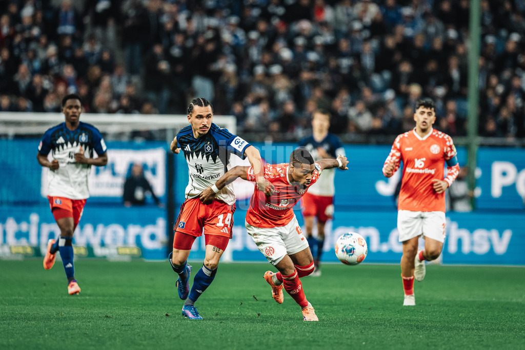 Fußball | Männer | Saison 2025/2026 | 1. Fußball-Bundesliga | 6. Spieltag | Hamburger SV vs. 1. FSV Mainz 05 | 05.10.2025 | v.l. Rayan Philippe (#14, HSV) gegen Arnaud Nordin (#9, 1. FSV Mainz 05)