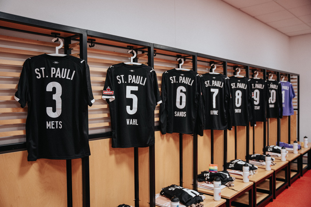 FCS06251 | Der offizielle Shop für FC St. Pauli Fotos. Wähle aus Spielszenen & Fanmomenten dein FCSP Wunschformat. Wir liefern Millerntor-Atmosphäre.