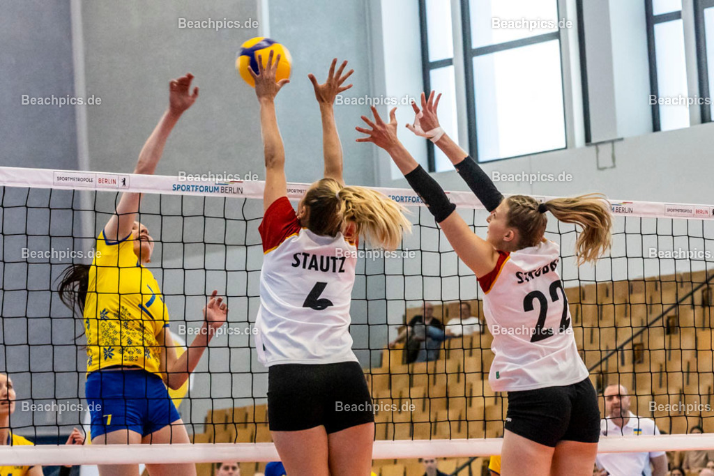 2023-00070856-Freundschaftsspiel-Deutschland-Ukraine | Angriff Svitlana DORSMANN UKR 20.05.2023; Berlin Foto: Gerold Rebsch - www.beachpics.de
