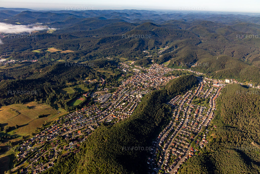 Luftbild: Ortsansicht von Nordwesten in Dahn im Bundesland Rheinland-Pfalz in Deutschland. Foto: IMG_143170.jpg vom 06.08.2024 durch Werner Riehm/FLY-FOTO.de