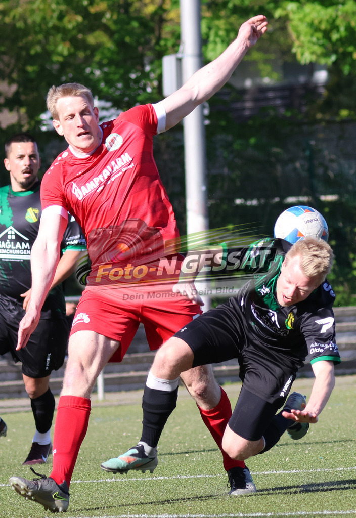 Bünder SV - SC Enger | Auf dem Bild zu sehen: rot Bünder SV: Volkmar Vöge ; schwarz SC Enger: Dennis Fiedler Bünder SV, SC Enger, Saison 25/26, Kreisliga A, Bünde, Deutschland - Realisiert mit Pictrs.com