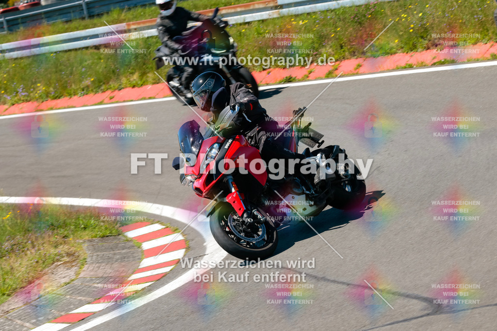 Moto-TeamOBK-22147 | Hier findet Ihr Bilder von Touristenfahrten auf der Nürburgring Nordschleife oder von anderen Veranstaltungen die ich besucht habe. Viel Spass beim Durch Schauen 