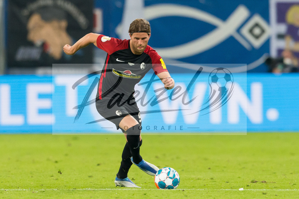 HSVSCF20220419_228 | Fussball, Herren: Lucas Hoeler (SC Freiburg) in Aktion, am Ball, Einzelaktion beim DFB-Pokal-Halbfinalspiel zwischen Hamburger SV und SC Freiburg im Volksparkstadion am 19.04.2022 in Hamburg, Deutschland.DFB / DFL REGULATIONS PROHIBIT ANY USE OF PHOTOGRAPHS AS IMAGE SEQUENCES AND/OR QUASI-VIDEO. - Realisiert mit Pictrs.com