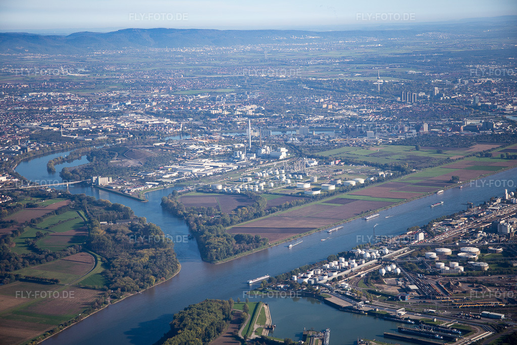 Luftbild: BASF Friesenheim im Ortsteil Neckarstadt-West in Mannheim im Bundesland Baden-Württemberg in Deutschland. Foto: IMG_074875.jpg vom 18.10.2014 durch Werner Riehm/FLY-FOTO.de
