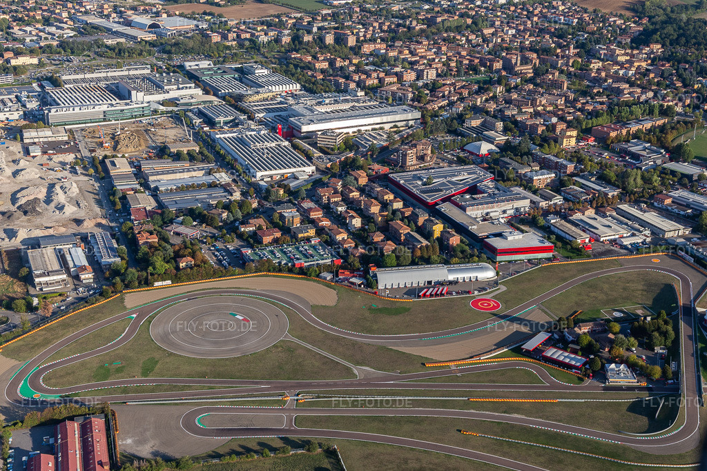 Luftbild: Formel 1 Rennstrecke von Ferrari, Pista di Fiorano, Circuito di Fiorano in Fiorano Modenese im Bundesland Modena in Italien. Foto: IMG_134593.jpg vom 19.09.2022 durch Werner Riehm/FLY-FOTO.deWWW.FERRARI.COM