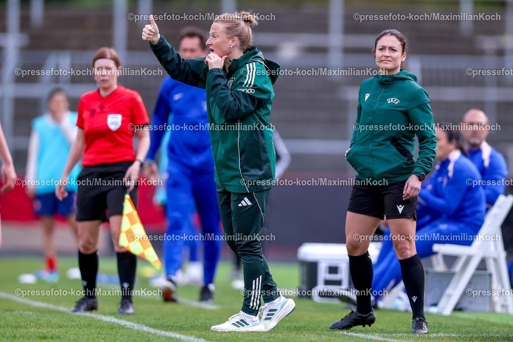 DFB16042601055 | 16.04.2026, Essen, Fußball, UEFA Womens UNDER 19 Championship qualification, Germany - France, Stadion Uhlenkrug, Saison 2025 / 2026: Cheftrainer Melanie Behringer (Trainerin Deutschland U19 #hc) gestikulierend am Spielfeldrand   DFB regulations prohibit any use of photographs as image sequences and or quasi-video.
