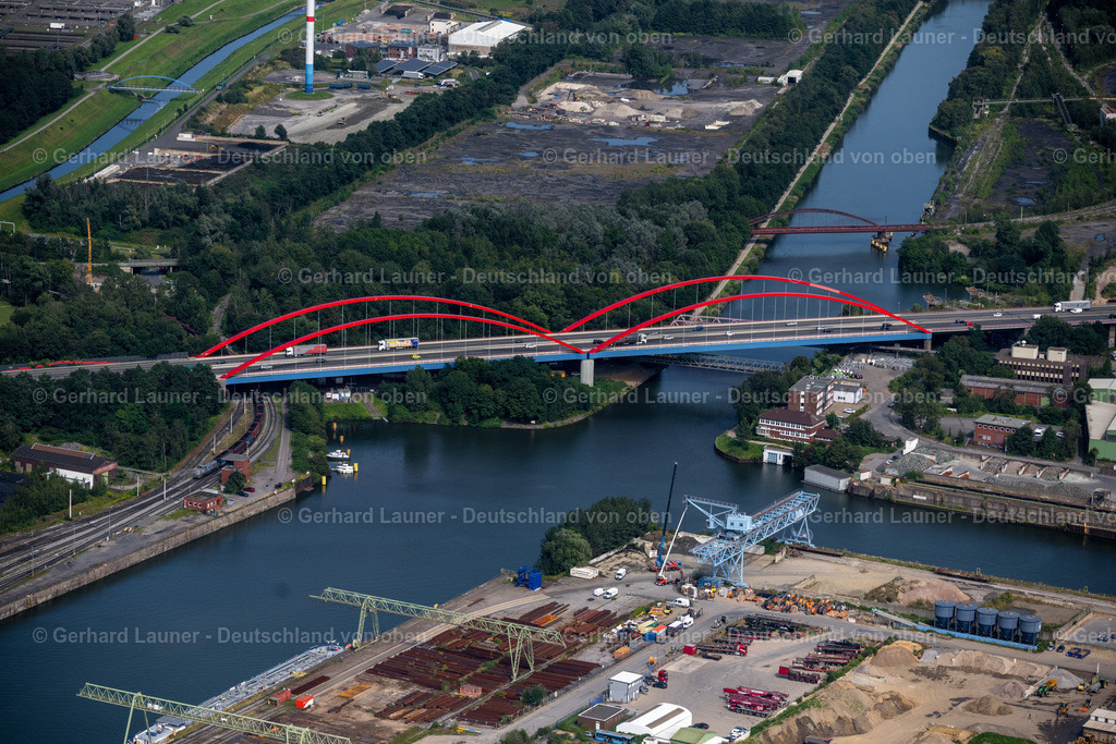 4050265 | BOTTROP 25.08.2021 Autobahn- Brückenbauwerk der BAB A42 über den Rhein-Herne Kanal in Bottrop im Bundesland Nordrhein-Westfalen. // Highway bridge construction of the motorway A 42 over the Rhine-Herne canal in Bottrop in North Rhine-Westphalia. Foto: Gerhard Launer