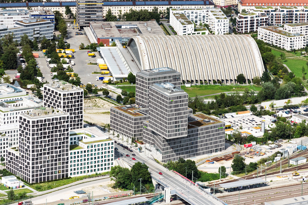 dr__0071869.jpg | MüNCHEN 12.08.2021 Wohngebiet der Mehrfamilienhaussiedlung " Hirschgarten Forum " an der Friedenheimer Brücke im Stadtteil Neuhausen-Nymphenburg in München im Bundesland Bayern, Deutschland. Weiterführende Informationen bei: Allmann Sattler Wappner Architekten GmbH,  HASLREITER GMBH,  HOCHTIEF Aktiengesellschaft AG,  Union Investment Real Estate GmbH,  a+p Architekten. // Residential area of the multi-family house settlement Hirschgarten Forum on Friedenheimer bridge in the district Neuhausen-Nymphenburg in Munich in the state Bavaria, Germany. Further information at: Allmann Sattler Wappner Architekten GmbH,  HASLREITER GMBH,  HOCHTIEF Aktiengesellschaft AG,  Union Investment Real Estate GmbH,  a+p Architekten. Foto: Daniel Reiter