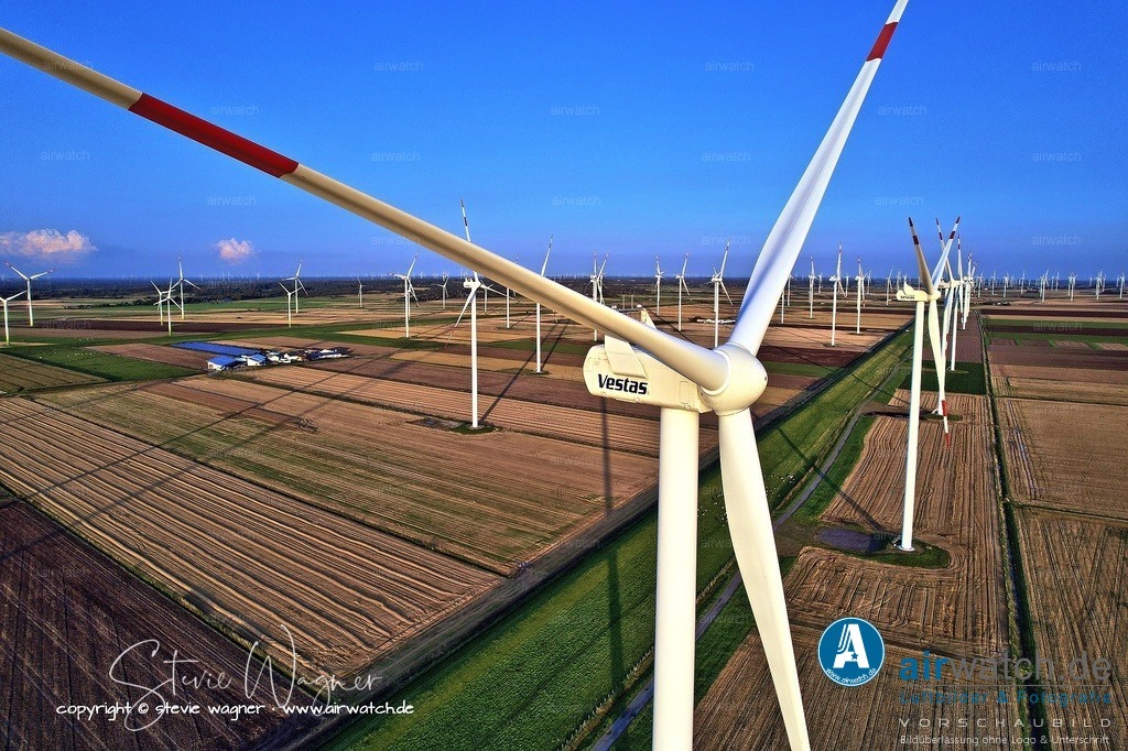 Windpark Gemeinde Reussenkoege in Nordfriesland - Luftbild | Entdecken Sie atemberaubende Luftbilder und Fotografien auf airwatch.de - Tauchen Sie ein in eine Welt voller faszinierender Aufnahmen aus der Vogelperspektive.