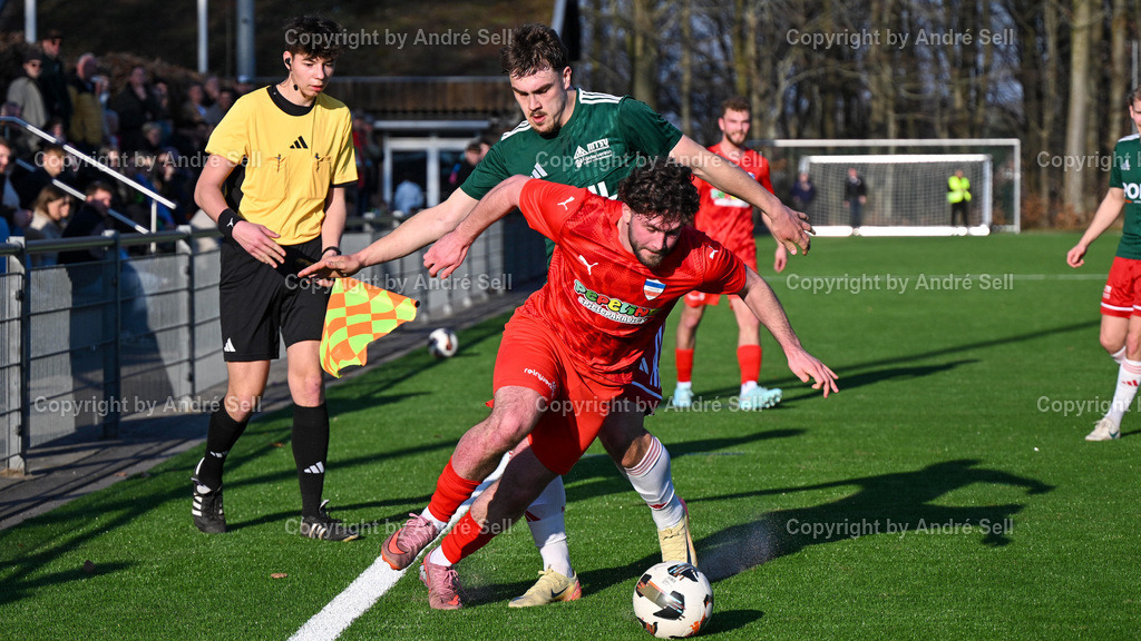 Inter Türkspor Kiel vs. MTSV Hohenwestedt | Sercan Yildirimer (Inter #11 flankt in die Arme vom Torwart) vs Macius Dahm (MTSV #3) - Schiedsrichterassistent Lukas Zänker / Fußball-Oberliga Männer 2025/2026 / Inter Türkspor Kiel vs. MTSV Hohenwestedt / Hans-Mohr-Sportplatz / Kiel / 22.03.26 - Realisiert mit Pictrs.com
