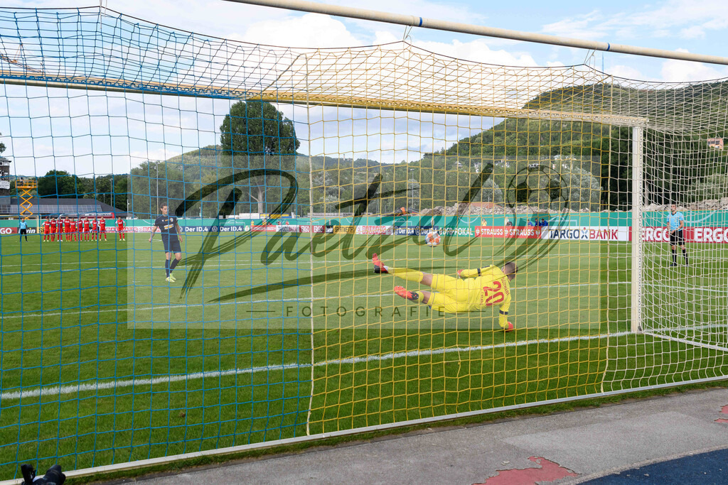 JENKOE20210808_096 | Fussball, Herren: Torwart Marvin Schwaebe (1. FC Koeln) haelt einen Elfmeter von Leon Buerger (FC Carl Zeiss Jena) beim Spiel der 1. Runde im DFB-Pokal zwischen FC Carl Zeiss Jena und 1. FC Koeln im Ernst-Abbe-Sportfeld am 08.08.2021 in Jena, Deutschland.DFB / DFL REGULATIONS PROHIBIT ANY USE OF PHOTOGRAPHS AS IMAGE SEQUENCES AND/OR QUASI-VIDEO. - Realisiert mit Pictrs.com