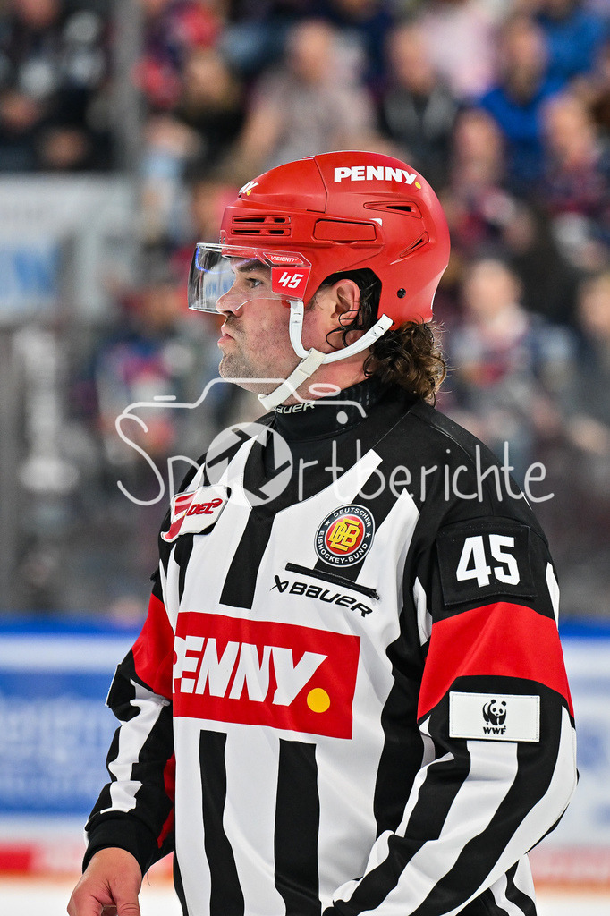 Nürnberg Ice Tigers - Augsburger Panther | Im Bild Hauptschiedsrichter Roman GOFMAN / Einzelfoto / Freisteller / DEL: Nürnberg Ice Tigers - Augsburger Panther; PSD Bank Nürnberg ARENA am 12.09.2025