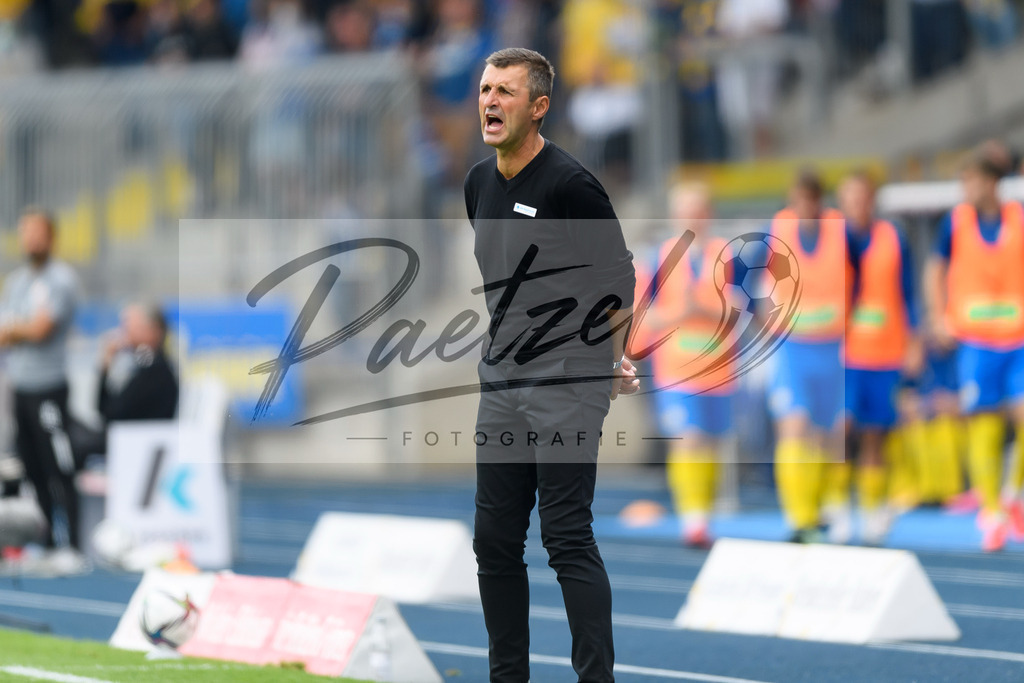 EBSTSV20210828_019 | Fussball, Herren: Trainer Michael Koellner (TSV 1860 Muenchen) schaut beim Spiel der 3. Liga zwischen Eintracht Braunschweig und TSV 1860 Muenchen im Eintracht-Stadion am 28.08.2021 in Braunschweig, Deutschland.DFB / DFL REGULATIONS PROHIBIT ANY USE OF PHOTOGRAPHS AS IMAGE SEQUENCES AND/OR QUASI-VIDEO. - Realisiert mit Pictrs.com