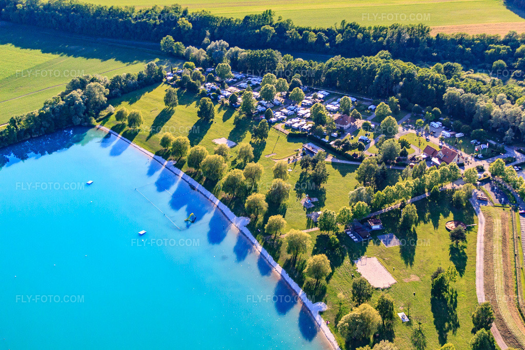 Aerial view: Camping Municipal des Mouettes at the Plage des Mouettes quarry lake in Lauterbourg in the state Bas-Rhin, France. – Photo: IMG_66583.jpg taken on 06/05/2014 by Werner Riehm/FLY-FOTO.com – Resolution of the original: 4752 x 3168 px – Le camping de Lauterbourg