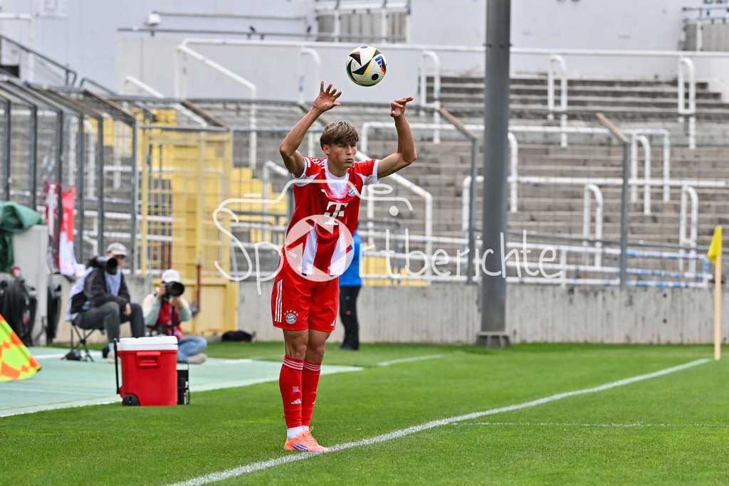 FC Bayern Amateure - FC Würzburger Kickers | beim Einwurf - Magnus DALPIAZ (FC Bayern Muenchen II 2 / Einzelfoto / Freisteller / Regionalliga Bayern: FC Bayern Amateure - FC Würzburger Kickers; Grünwalder Stadion am 27.09.2025