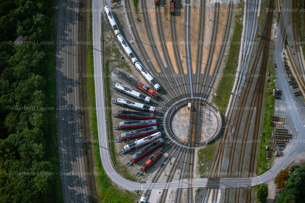 4047551 | NüRNBERG 21.08.2021 Gleisanlagen und Schienenstrecken am Rundschuppen ( auch Lokschuppen, Lokhalle oder Triebfahrzeughalle ) des Bahn- Betriebswerkes im Ortsteil Rangierbahnhof in Nürnberg im Bundesland Bayern, Deutschland. Weiterführende Informationen bei: DB Netz AG,  Deutsche Bahn AG. // Trackage and rail routes on the roundhouse - locomotive hall of the railway operations work in the district Rangierbahnhof in Nuremberg in the state Bavaria, Germany. Further information at: DB Netz AG,  Deutsche Bahn AG. Foto: Gerhard Launer