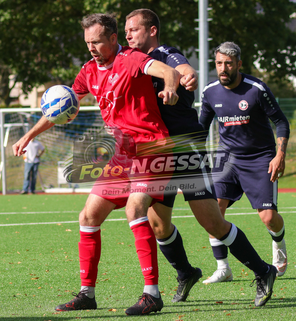 VfL Holsen - TV Elverdissen | Auf dem Bild zu sehen: schwarz VfL Holsen: Marcel Fleer ; rot TV Elverdissen: Thomas Barthel VfL Holsen, TV Elverdissen, Saison 26/27, Kreisliga A, Holsen, Deutschland - Realisiert mit Pictrs.com