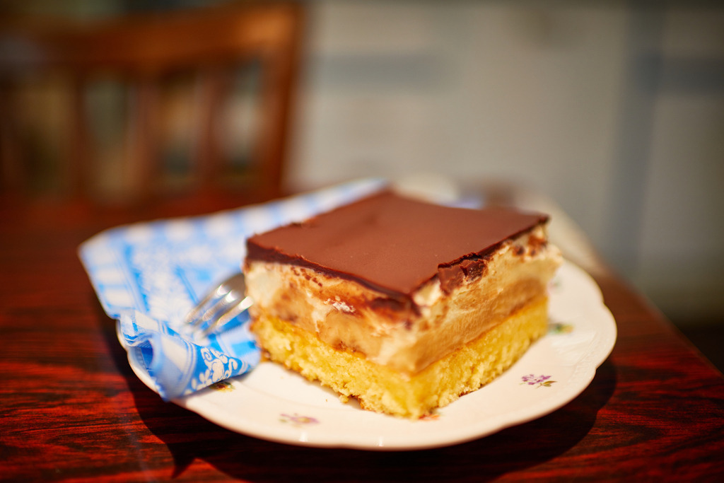 Cafe Vollpension in der Schleifmühlgasse | Wien, Austria - January 24, 2019: Cafe Vollpension in der Schleifmühlgasse, eine Bananenschnitte auf dem Tisch stehend. - Realisiert mit Pictrs.com