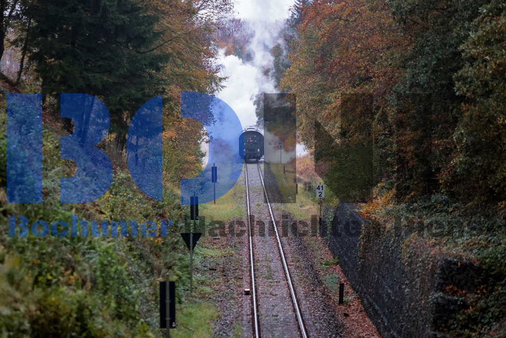  04.11.2023 - 
 | Sebastian Sendlak / Bochumer Nachrichtendienst (BOND) - Dampflok Waldbroel auf der Volmetalbahn - Realisiert mit Pictrs.com