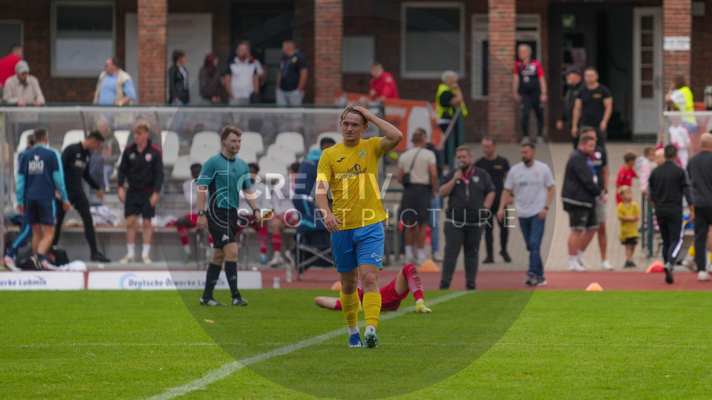 Fußball, Herren, Saison 2025/2026, Regionalliga Nordost, 9. Spieltag, Greifswalder FC vs. FSV 63 Luckenwalde, Sonntag 21.09.2025, Volksstadion Greifswald, | Fußball, Herren, Saison 2025/2026, Regionalliga Nordost, 9. Spieltag, Greifswalder FC vs. FSV 63 Luckenwalde, Sonntag 21.09.2025, Volksstadion Greifswald, Im Bild: Remo Merke (Luckenwalde) läuft nach Spielende auf dem Platz des Greifswalder Volksstadion. - Realisiert mit Pictrs.com