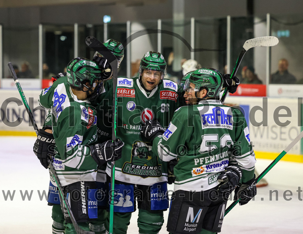 2024-01-26_123_TSV_Erding_gegen_HC_Landsberg | Erding, Deutschland, 26.01.2024:
Eishockey, Bayernliga Vorrunde 2023 / 2024, 28. Spieltag, TSV Erding gegen HC Landsberg, Endergebnis: 6:2

Daniel Krzizok (Erding Gladiators, #18), Michael Trox (Erding Gladiators, #86), Paul Pfenninger (Erding Gladiators, #58)

Foto: Christian Riedel / fotografie-riedel.net