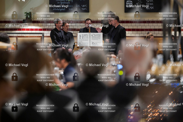 TAM25_K.12__Michael-Vogl_030_8113 | Tage Alter Musik Regensburg K.12 Nachtkonzert Brauhaus am Schloss Cappella Pratensis (Niederlande) Tim Braithwaite, Superius, Leitung Peter de Laurentiis, Tenor, Co-Leitung Sollazzo Ensemble (Frankreich) The Feast of the Swan Das Schwanenfest der Mariengilde von ’s-Hertogenbosch Anna Danilevskaia Vihuela de Arco, Leitung Foto: Michael Vogl