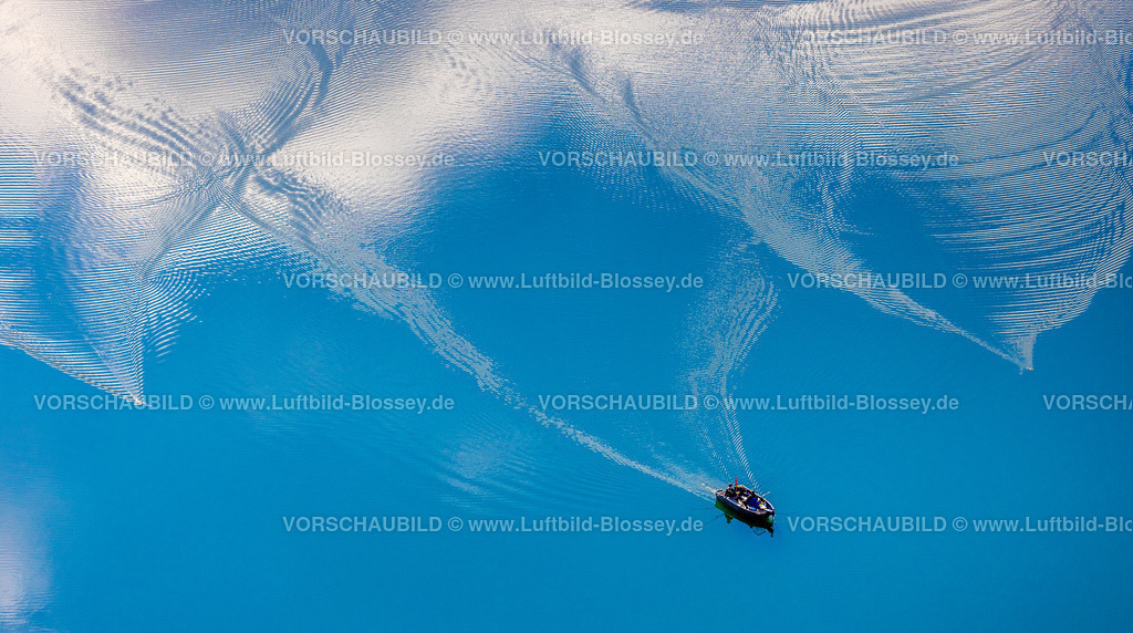 Meschede220901660 | Luftbild, Boot zieht Spuren im Wasser im Hennesee, Formen und Farben, Berghausen, Meschede, Sauerland, Nordrhein-Westfalen, Deutschland