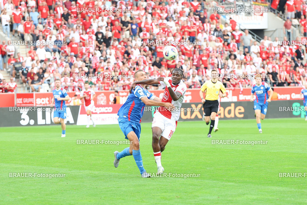 Rot-Weiss Essen - Hansa Rostock | Essen, Deutschland, 20.09.2025 Franz Pfanne (Hansa Rostock) und Franci Bouebari  (Rot-Weiss Essen) im Kampf um den Ballwährend des 3.Liga Spiels zwischen  Rot-Weiss Essen und Hansa Rostock am 20.09.2025 im Stadion an der Hafenstraße in Essen. (Foto von Timo Bluhmki-Schmidt/Brauer Fotoagentur