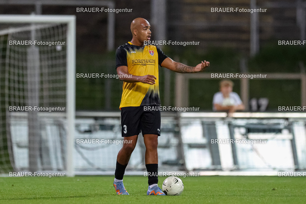 SB_KFCBAU_20250815_5412.JPG -  - KFC Uerdingen - SF Baumberg - Oberliga Niederrhein | Krefeld, Deutschland, 15.08.25: Anthony Oscasindas (KFC Uerdingen) in Aktion, am Ball, Einzelaktion während des Oberliga Niederrhein Spiels zwischen KFC Uerdingen - SF Baumberg in der Grotenburg Stadion am 15. August 2025 in Krefeld, Deutschland. (Foto von Stefan Brauer/Brauer-Fotoagentur)