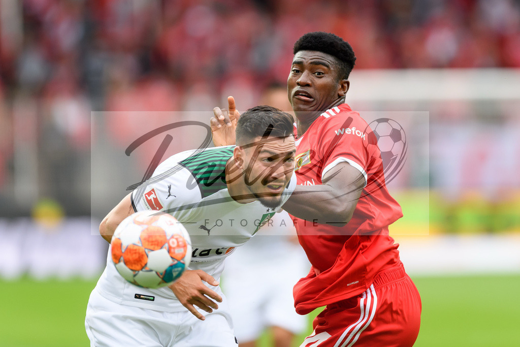 FCUBMG20210829_032 | Fussball, Herren: Ramy Bensebaini (Borussia Moenchengladbach) und Taiwo Awoniyi (1.FC Union Berlin) im Zweikampf beim Spiel der 1. Bundesliga zwischen 1. FC Union Berlin und Borussia Moenchengladbach im Stadion An der Alten Foersterei am 29.08.2021 in Berlin, Deutschland. - Realisiert mit Pictrs.com