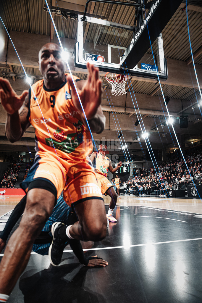 Basketball | Männer | Saison 2025/2026 | easyCredit Basketball Bundesliga | 13. Spieltag | Veolia Towers Hamburg vs. Rostock Seawolves | 22.04.2026 | DeAndre Lansdowne (#9, Rostock Seawolves) fällt in die Bande Objektivfilter